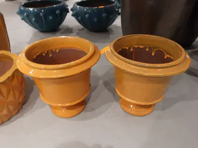 2x Vorstvrije terracotta bloempot – kavel bij Openbare Verkopen, Waregem