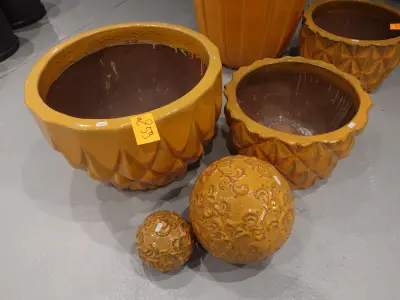 2x Vorstvrije terracotta bloempot – kavel bij Openbare Verkopen, Waregem