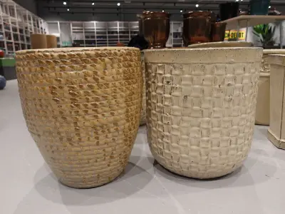 2x Vorstvrije terracotta bloempot – kavel bij Openbare Verkopen, Waregem