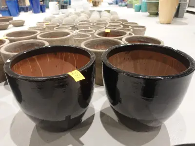 2x Vorstvrije terracotta bloempot – kavel bij Openbare Verkopen, Waregem