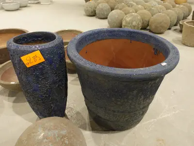 2x Vorstvrije terracotta bloempot – kavel bij Openbare Verkopen, Waregem