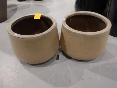 2x Vorstvrije terracotta bloempot – kavel bij Openbare Verkopen, Waregem