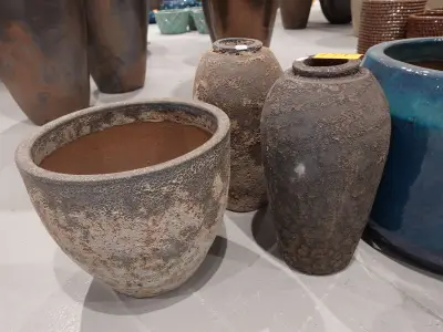 2x Vorstvrije terracotta bloempot – kavel bij Openbare Verkopen, Waregem