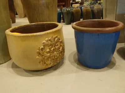 2x Vorstvrije terracotta bloempot – kavel bij Openbare Verkopen, Waregem