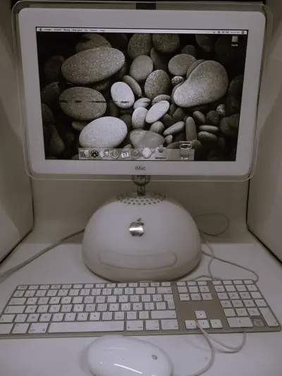 Apple iMac G4 " bolletje" met toetsenbord en muis – kavel bij De Kringwinkel, Oostende