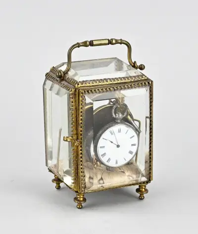 Horloge in zakhorlogehouder – kavel bij Twents Veilinghuis
