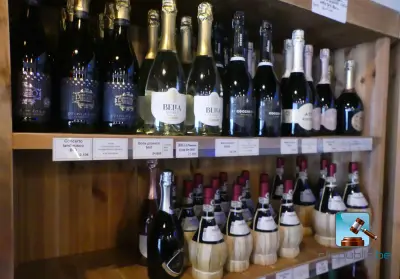 Set met flessen wijn en mousserende wijnen – kavel bij Clicpublic