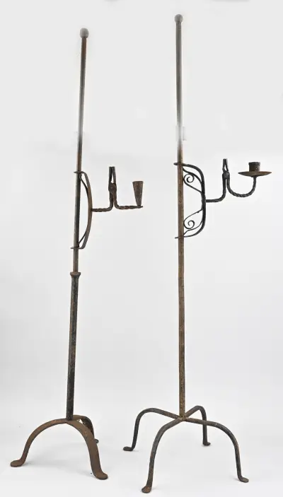 2x 18e Eeuwse kandelaar (ijzer), H 119 - 123 cm – kavel bij Twents Veilinghuis
