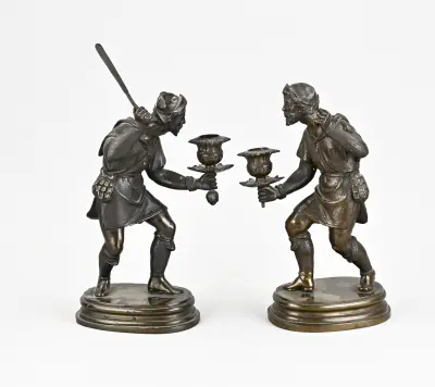 2x Bronzen kandelaar, H 26 - 31 cm – kavel bij Twents Veilinghuis