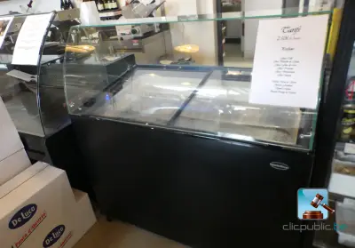 IJskast met vitrine en inhoud – kavel bij Clicpublic