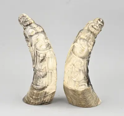 2x Bewerkte buffelhoorn, 25 - 27 cm – kavel bij Twents Veilinghuis