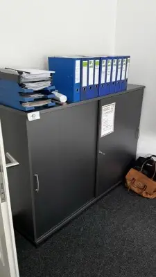 5590.10 => 1 Aktenschiebetürenschrank - Abholung nach Freigabe − – kavel bij VENTA Industrieversteigerungen, Hagen