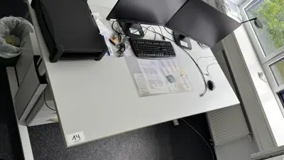 5590.14 => 1 Schreibtisch mit 2 Aktenrollcontainern - Abholung nach Freigabe − – kavel bij VENTA Industrieversteigerungen, Hagen