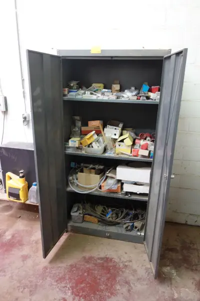 Metalen kast met inhoud – kavel bij Openbare Verkopen, Desselgem