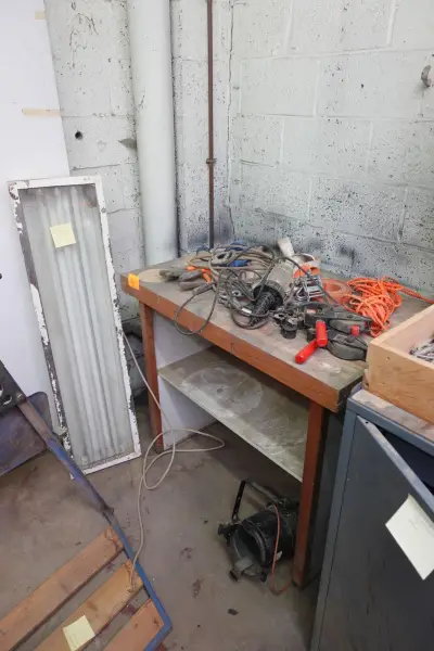 Partij diversen met metalen kast – kavel bij Openbare Verkopen, Desselgem