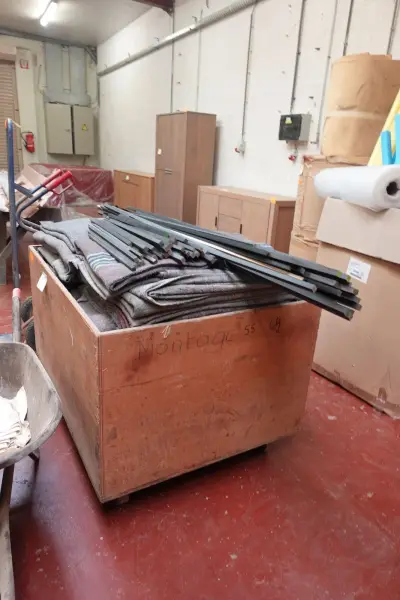 Houten koffer met inhoud – kavel bij Openbare Verkopen, Desselgem