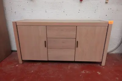 Massieve eiken dressoir – kavel bij Openbare Verkopen, Desselgem