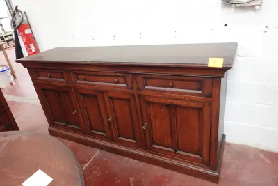 Massieve eiken dressoir – kavel bij Openbare Verkopen, Desselgem