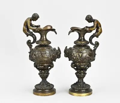 2x Antiek bronzen schenkkan – kavel bij Twents Veilinghuis
