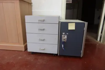 2x Kast – kavel bij Openbare Verkopen, Desselgem