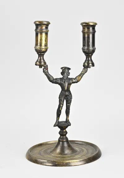 Bronzen kaarskandelaar, H 26 cm – kavel bij Twents Veilinghuis