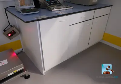 Laboratoriummeubilair – kavel bij Clicpublic