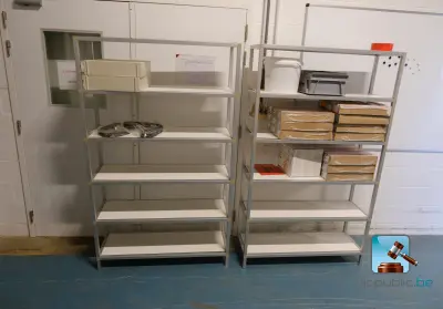 Set van rekken met inhoud – kavel bij Clicpublic, Aywaille
