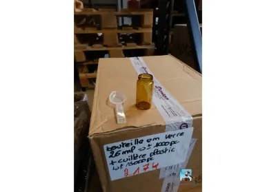 Set van glazen flessen en lepels – kavel bij Clicpublic, Aywaille