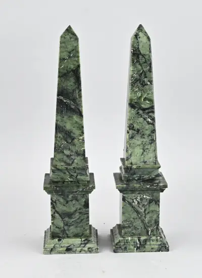 2x Obelisk, 29,5 cm – kavel bij Twents Veilinghuis