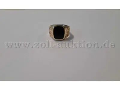1 Goldring mit schwarzem Stein und seitlichen Ornamenten – 750er Gold – kavel bij Zoll-Auktion, Reutlingen