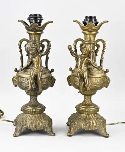 2x Tafellamp met putti, H 43 cm – kavel bij Twents Veilinghuis
