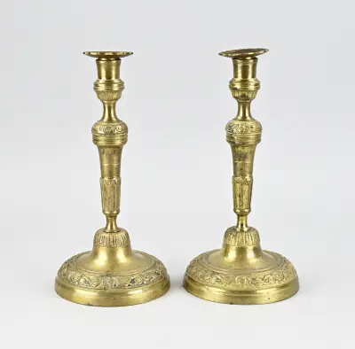 2x Bronzen kaarskandelaar, H 28 cm – kavel bij Twents Veilinghuis