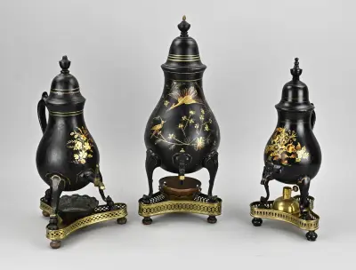 3x Tinnen kraantjeskan, H 37 - 47 cm – kavel bij Twents Veilinghuis
