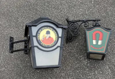 2x Oude pub (buiten)lamp, 55 - 65 cm – kavel bij Twents Veilinghuis