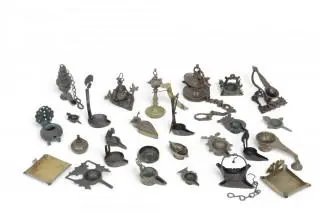A collection of Near Eastern, Asian and European copper alloy oillamps, ca. 19th-20th century – kavel bij Veilinggebouw De Zwaan, Amsterdam