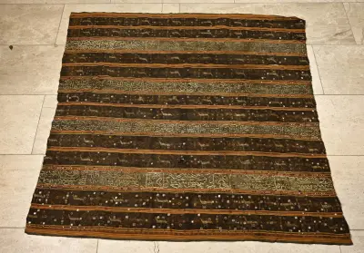 Antiek Oosters kleed, 117 x 117 cm – kavel bij Twents Veilinghuis