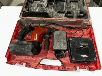 Een rode HILTI-koffer met accuboormachine – kavel bij Auctionline, Anderlecht
