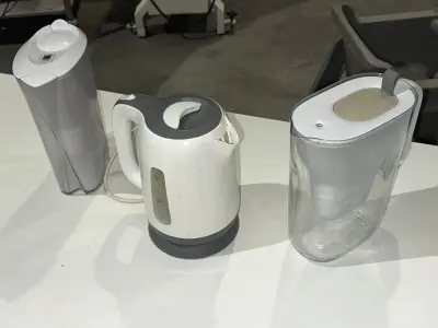 Een waterkoker + 2 waterkannen + een thermoskan – kavel bij Auctionline, Anderlecht