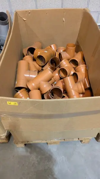Een partij PVC-bochten en -eindstukken – kavel bij Auctionline, Anderlecht