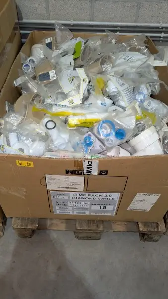 Een partij wit PVC-sanitair en -leidingen – kavel bij Auctionline, Anderlecht