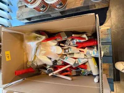 Een partij diverse verfrollers en kwasten – kavel bij Auctionline, Anderlecht
