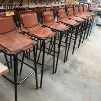Hoge barstoel met lederen zitting. 8 stuks – kavel bij BOPA Auctions, Ieper