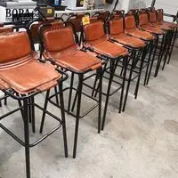 Hoge barstoel met lederen zitting. 8 stuks – kavel bij BOPA Auctions, Ieper