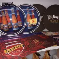 Dienbladen en toogmatjes. 14 stuks – kavel bij BOPA Auctions, Ieper