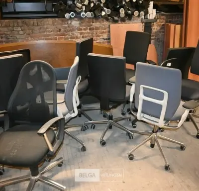 Partij bureaustoelen – kavel bij Belga Veilingen