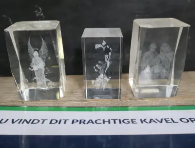 Set van 3 geëtste glazen beeldjes – kavel bij GSD Auctions, Zoeterwoude