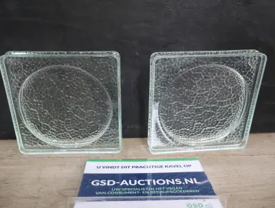 Set van 2 vierkante glazen borden met reliëf – kavel bij GSD Auctions, Zoeterwoude