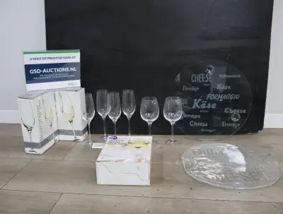 Set diverse wijnglazen en glazen kaasplanken – kavel bij GSD Auctions, Zoeterwoude
