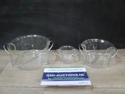 Set van drie glazen schalen in metalen houders – kavel bij GSD Auctions, Zoeterwoude