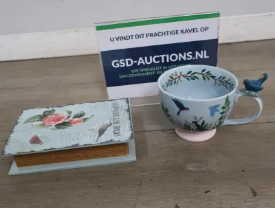 Decoratieve theekop met vogel en bloemenboek opbergdoos – kavel bij GSD Auctions, Zoeterwoude